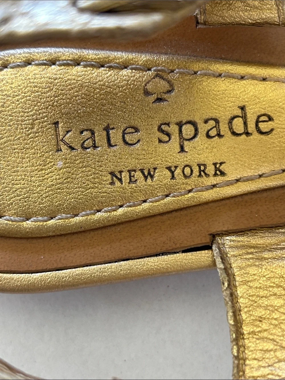 KATE SPADE METALLIC GOLD TONED EMBOSSED LEATHER TRIM SANDALS SIZE 91/2